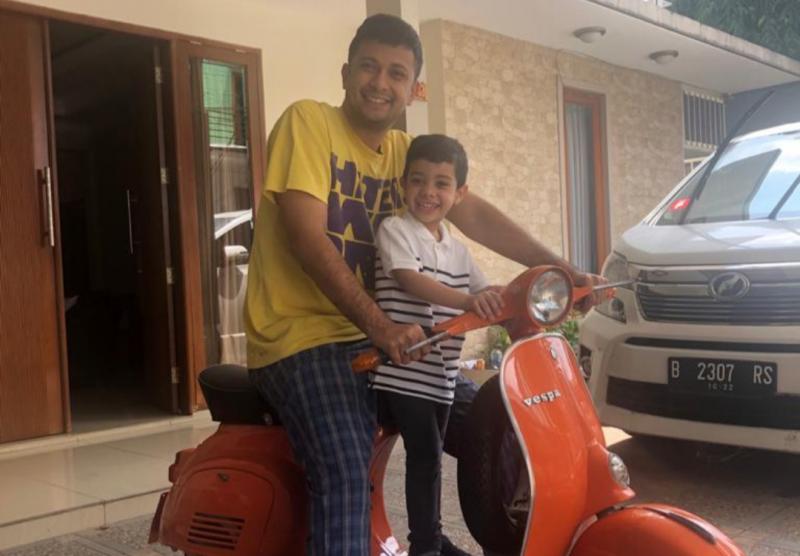 Umar Abdullah miliki banyak waktu bermain dengan Syabil (putra pertama) dan merawat vespa kesayangan saat WFH. (foto : ist)
