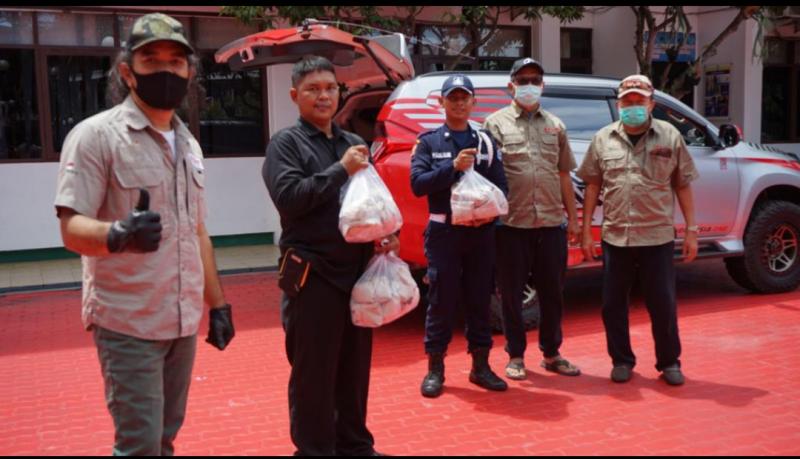 Offroader Balikpapan spontan membagikan paket makanan di 11 titik. (foto : ist)