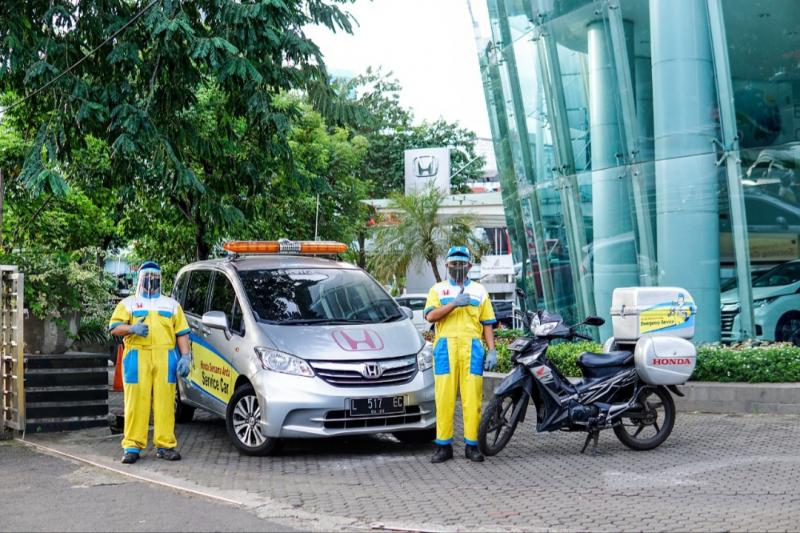 Armada teknik dan kru mekanik PT Honda Prospect Motor siap hadir ke rumah konsumen melakukan servis mobil