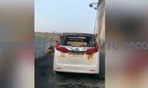Bangkai Alphard milik penyanyi dangdut Via Vallen yang dibakar seseorang Selasa dini hari, belum diketahui dicover asuransi apa tidak. 