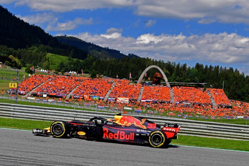 Max Verstappen di tengah serdadu Orange Army di GP Austria 2019, hanya kenangan di musim ini. (Foto: yahoosports)