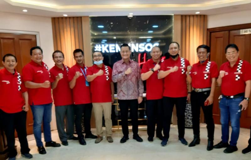 Perwakilan pelaku otomotif bersama Mensos Juliari Batubara dan Ketum IMI Sadikin Aksa di kantor Kemensos Jl Salemba Raya Jakarta hari ini.