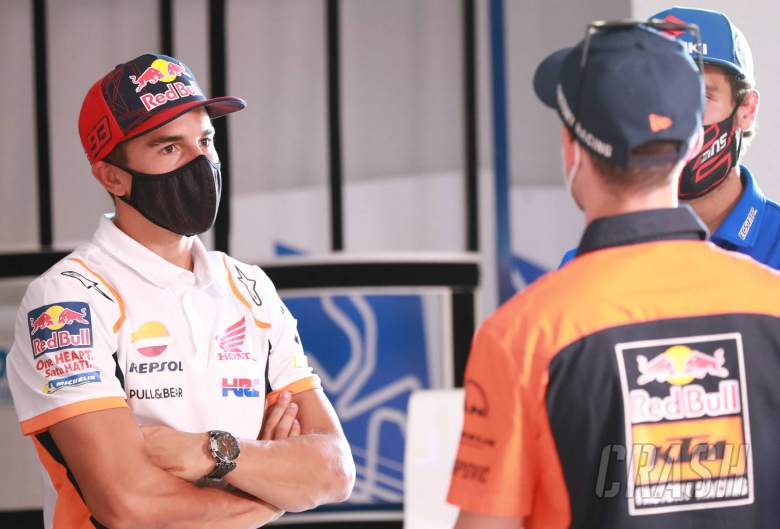 Marc Marquez saat bincang dengan Pol Espargaro di GP Spanyol 2020. (Fotp: crash)