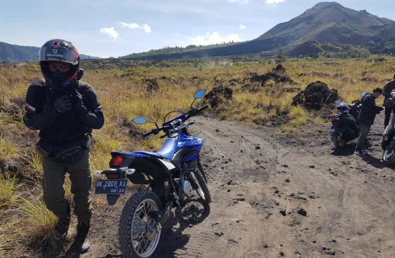 Perjalanan menuju Black Lava dengan latar belakng Gunung Batur Bali
