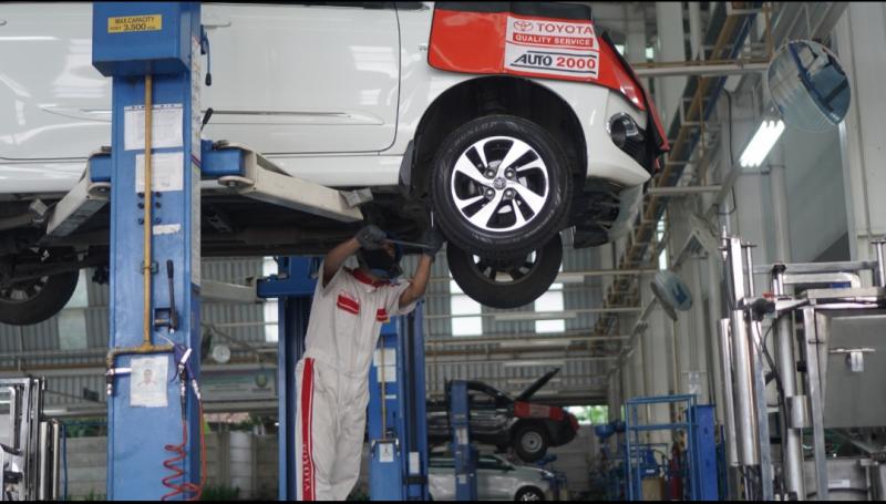 Mekanik Auto2000 sedang melakukan perawatan kendaraan Toyota pelanggan