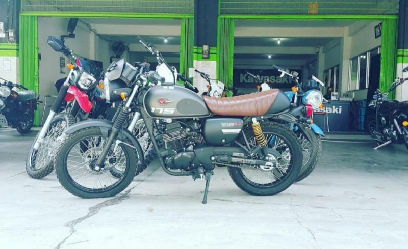 Ruang pamer Kawasaki Veteran di Padang pajang W175 paling depan. (foto : ende)