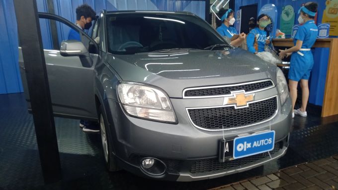 Petugas OLX Autos melakukan inspeksi terhadap mobil konsumen untuk mengetahui kondisi realnya (Mobilinanews)