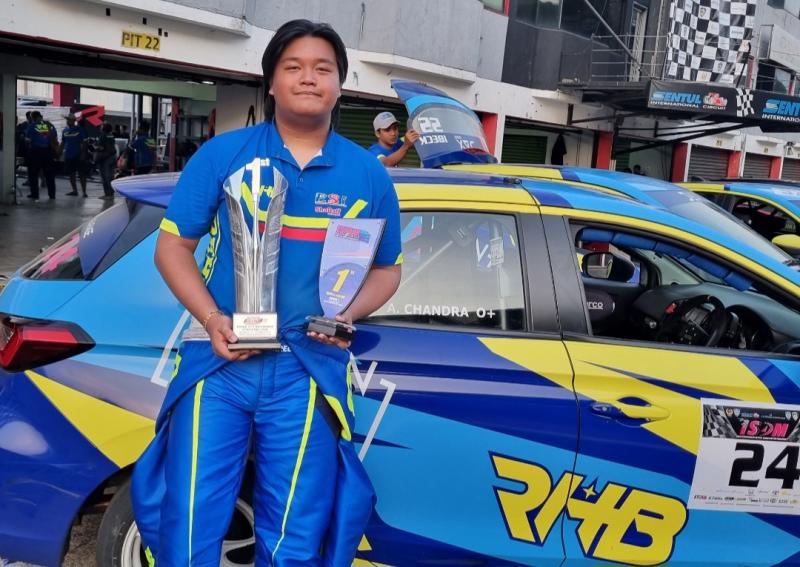 Akheela Chandra Dewanto, memborong 5 trofi juara 1 di balap mobil ISSOM 2024 rd 2 di Sentul International Circuit, Bogor, Minggu (23/6/2024)
