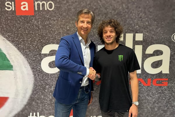 Masaimo Rivola dan Marco Bezzecchi usai teken kontrak dengan Aprilia musim depan. (Foto: ist)