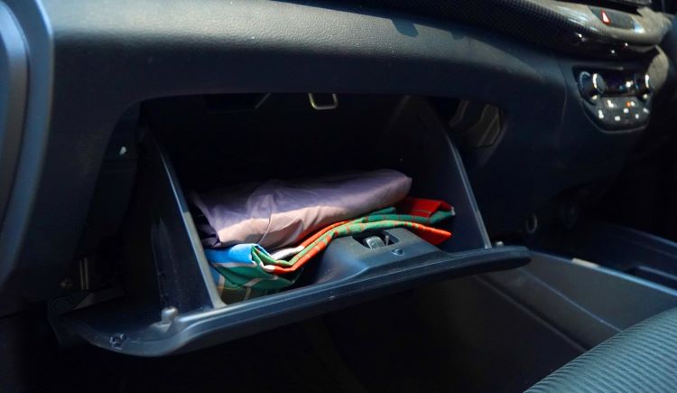 Kompartemen di baris depan  Suzuki All New Ertiga Hybrid Cruise yang mendukung penyimpanan barang saat perjalanan