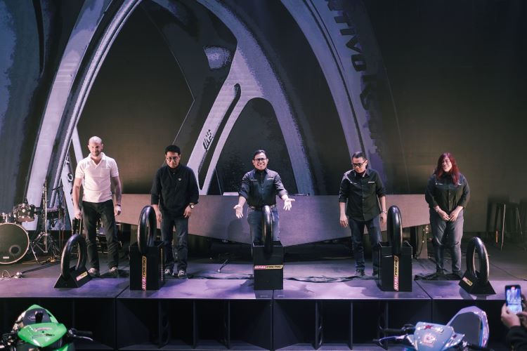 Peluncuran ban balap Aspira Premio Sportivo RS-01 yang dihadiri para petinggi Astra Otoparts di Jakarta Utara