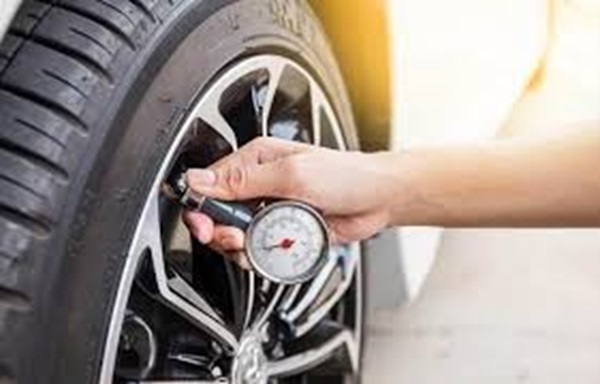 Cara Ngecek dan Ngukur Tekanan Angin Ban Mobil Secara Berkala