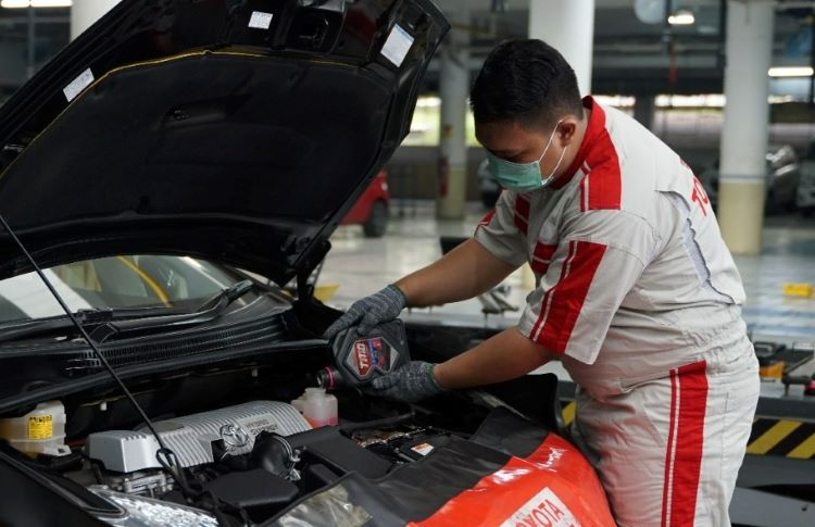 Teknisi Auto2000 melakukan perawatan terhadap mobil konstumer