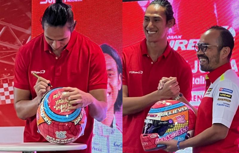 Sean Gelael memberikan helm yang telah ditanda tangani kepada Riva Siahaan selaku Direktur Utama PT Pertamina Petra Niaga