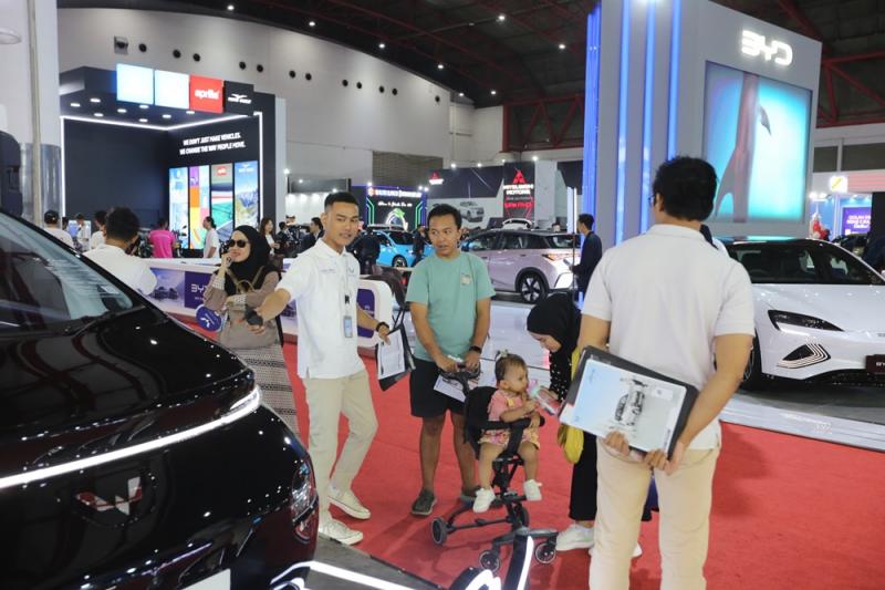 Pengunjung Berburu Mobil Listrik di Jakarta Fair Kemayoran 2024