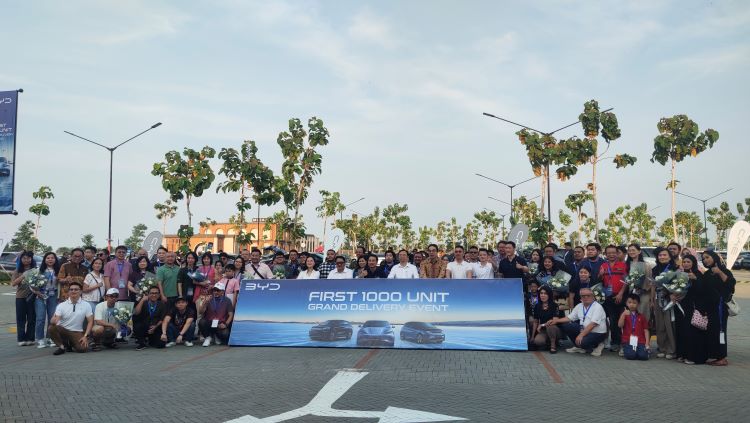 Petinggi BYD berpose dengan konsumen dalam acara handover mobilnya di PIK 2, Jakarta
