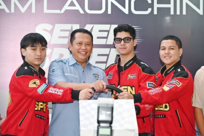 Al Ghazali bersama tim didampingi Ketua Umun Ikatan Motor Indonesia (IMI) Bambang Soesatyo saat peluncuran Seven Speed Motorsport.