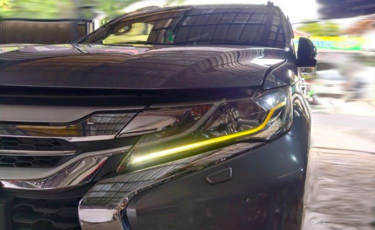 Tampilan mobil Mitsubishi Pajero Sport yang sudah mendapatkan modifikasi LED DRL di Bengkel Tomi Airbrush