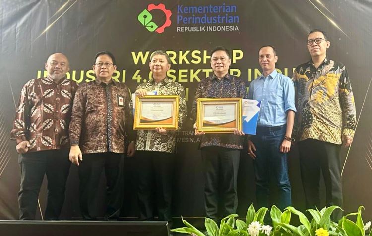 Presiden Direktur PT Isuzu Astra Motor Indonesia (IAMI) Yusak Kristian (Tengah-Kanan) menerima Sertifikat INDI 4.0 dari Kementerian Perindustrian di Menara Bidakara, Jakarta. 