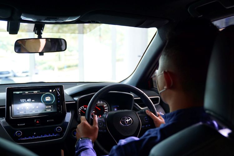 Pengemudi mobil Toyota nyaman karena unit dibekali ragam fitur keselamatan