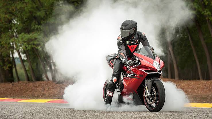 Lewis Hamilton, pembalap F1 yang juga mengaku anak motor. (Foto: topgear)