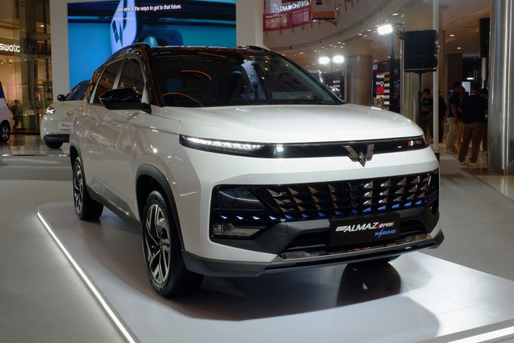 Wuling Almaz Hybrid yang menjadi inovasi produk ramah lingkungan