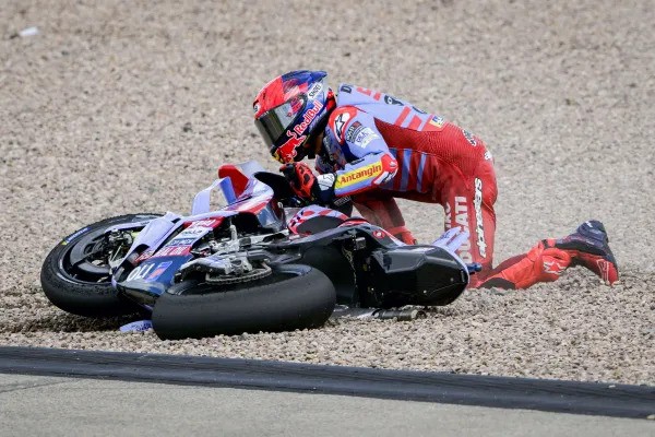 Marc Marquez, dua kali kecelakaan di dua sesi awal GP Jerman. (Foto: crash)