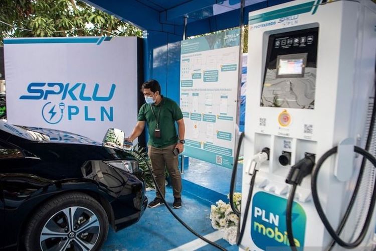 Seorang pengguna mobil listrik melakukan pengecasan baterai di SPKLU PLN