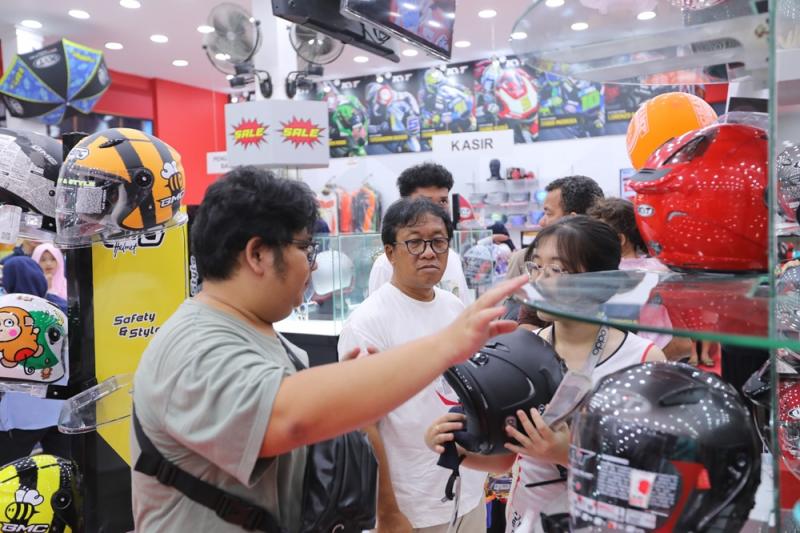 Banjir Diskon Berbagai Helm di Jakarta Fair 2024