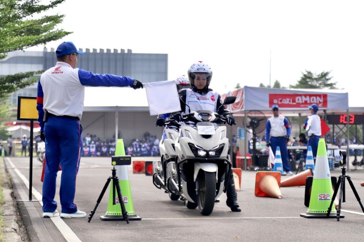 Instruktur senior Honda sementara memberikan pelatihan kepada pesertas Astra Honda Safety Riding Instructors Competition
