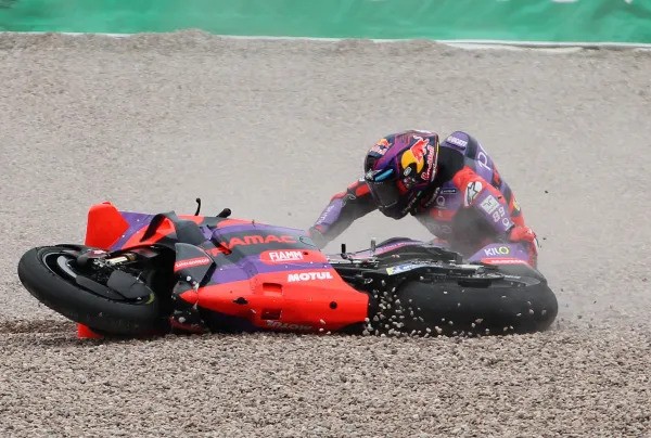 Jorge Martin (Pramac Ducati) terdampar di gravel Sachsenring dan langsung turun tahta. (Foto: crash)