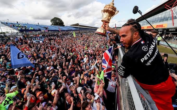 Lewis Hamilton di tengah euforia kemenangan di Silverstone. (Foto: thrtelegraph)