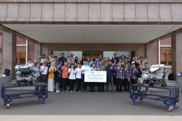 Wuling serahkan ratusan mesin kepada SMK dan Universitas