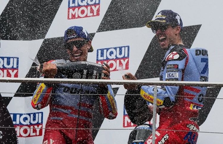 Marc Marquez dan Alex Marques merayakan kemenangan mereka di Seri MotoGP Jerman