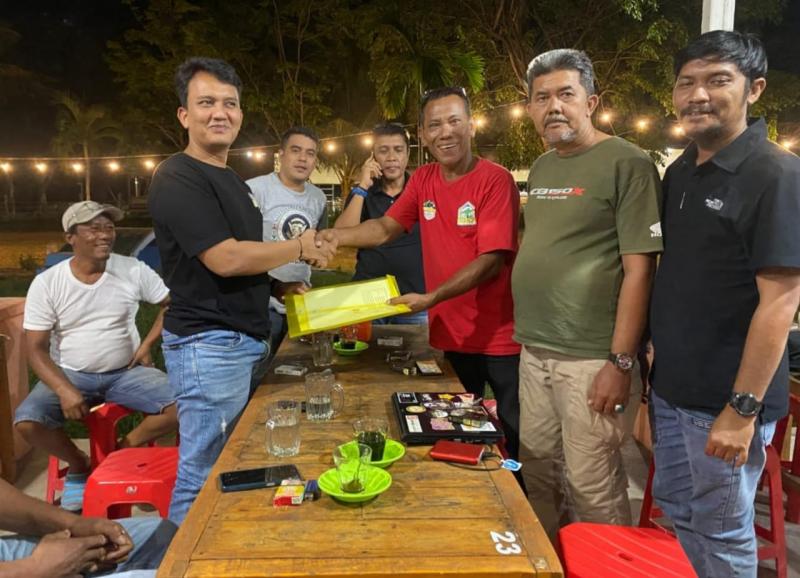 Eko Hariono (kaos merah) selaku Ketua Penjaringan Bakal Calon Ketua IOF Aceh menerima berkas pendaftaran