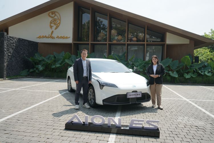 Mobil listrik AION ES tampil meluncur untuk pasar Indoenesia