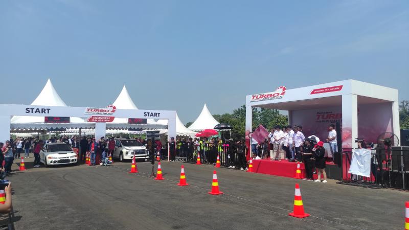 Ajang Pertamax Turbo Drag Fest 2024 dibuka oleh Direktur Perencanaan & Pengembangan Bisnis PT Pertamina Patra Niaga, Harsono Budi Santoso di Lapangan Udara Cicangkal, Bogor.