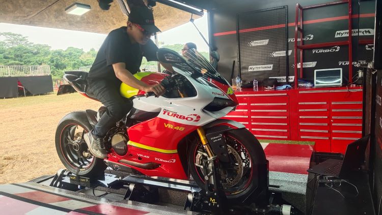 Seorang jurnali merasakan experience mengendarai Simulator Pertamina MotoGP Ultimate Box 