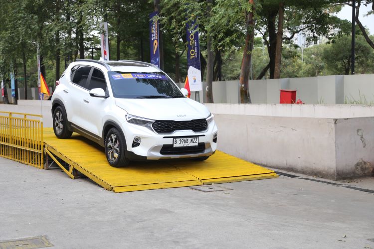 Konsumen melakukan test drive di area khusus yang disiapkan penyelengara di GIIAS 2024