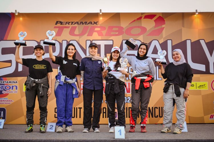 Diva Zahra dan pereli lainnya merayakan capaian mentereng di putaran 4 Kejurnas Sprint Rally 2024