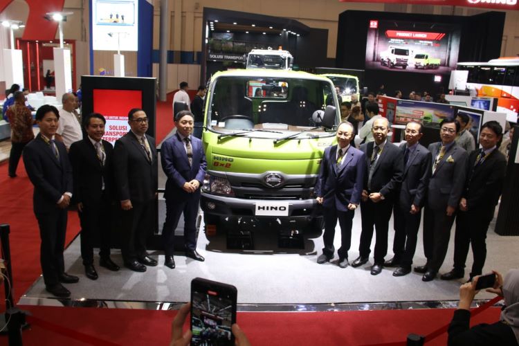 BOD Hino Indonesia dalam peluncuran di GIIAS HINO 300 - 136 HDL 6x2 light duty truck pertama dan satu satunya dengan konfigurasi 6x2 di Indonesia