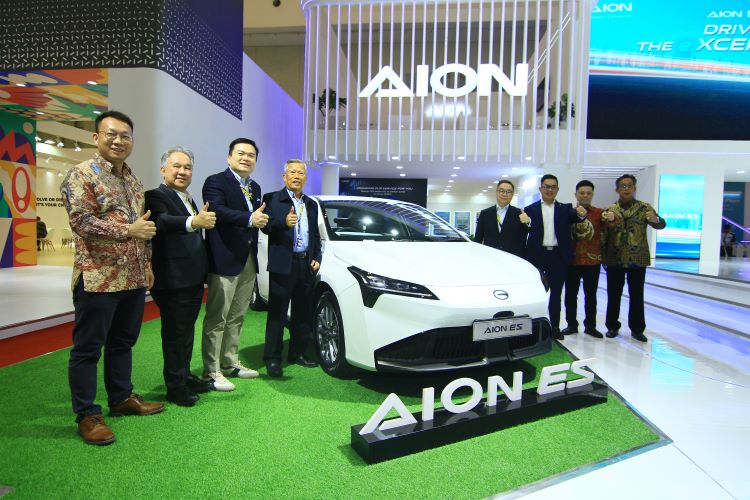 Petinggi Indomobil dan AION Indonesia berposen bersama sedan listrik barunya