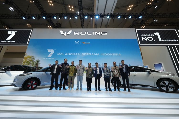 Petinggi Wuling Motors merayakan 7 tahun kiprahnya di pasar Indonesia