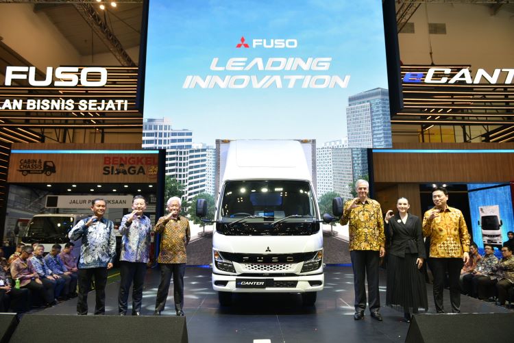 Petinggi Mitsubishi Fuso dan Celsea Islan bersama unit eCanter yang segera dijual di Indonesia