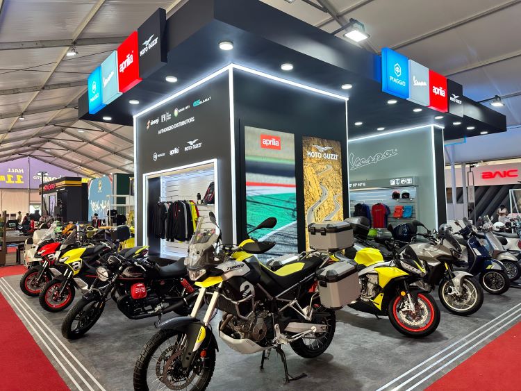Tampilan deretan motor keren Italia di Booth Piaggio Indonesia di GIIAS 2024