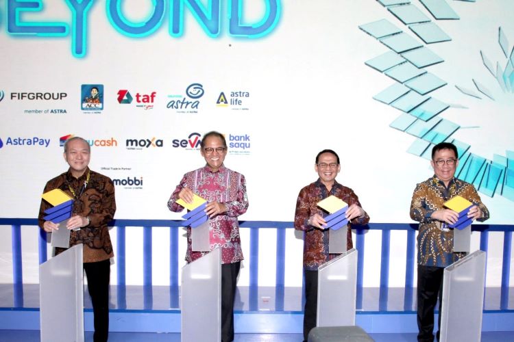 Para petinggi Astra Financial membuka boothnya di ICE, BSD untuk mendukung industri otomotif