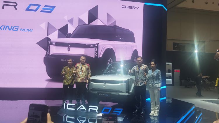 Petinggi Chery berpose bersama Chery iCAR 03, mobil listrik offroad pertama di Indonesia