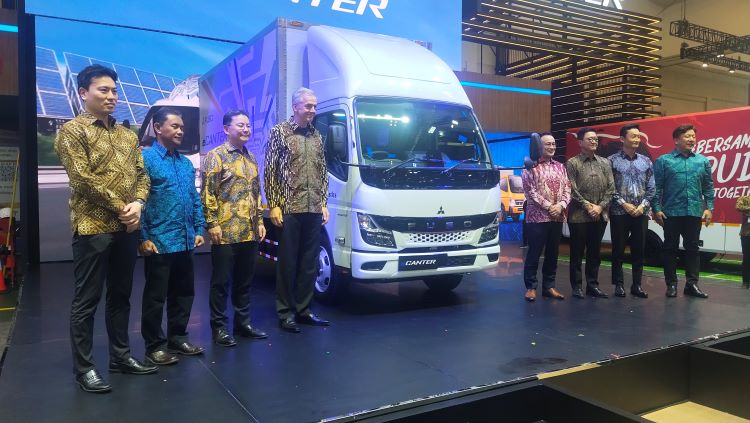 Petinggi Mitsubishi Fuso dan PT Yusen Logistic Indonesia berpose dengan truk eCanter listrik