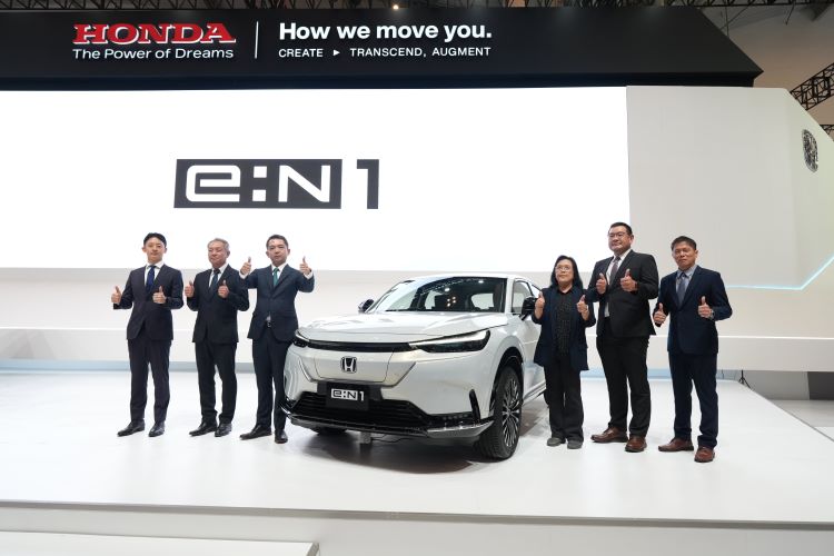 Petinggi Honda Prospect Motor (HPM) berpose dengan mobil listrik e:N1 di GIIAS 2024