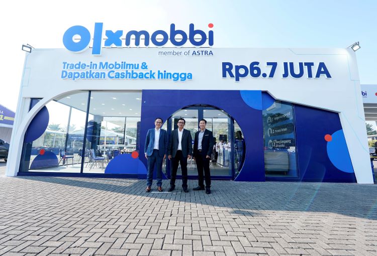 Booth OLXmobbi di area GIIAS 2024 yang siap melayani penukaran mobil bekas
